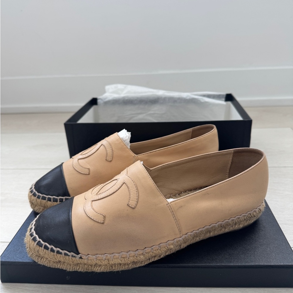 CHANEL Women's Beige and Black Espadrilles - Picture 2 of 5